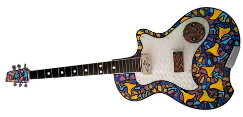 Guitarra eléctrica pintada con temas de estrellas y alicer de la Alhambra