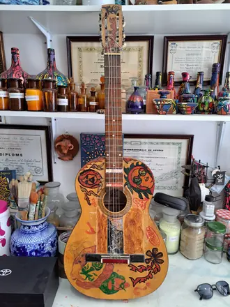 Guitarra de juventud, dispuesta para restaurar con dibujos