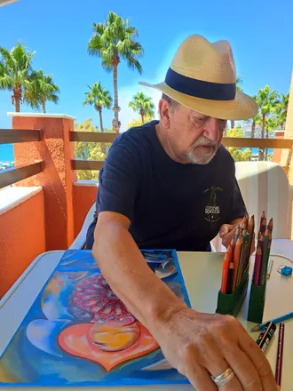 Dibujando con lápices de colores, frente al mar